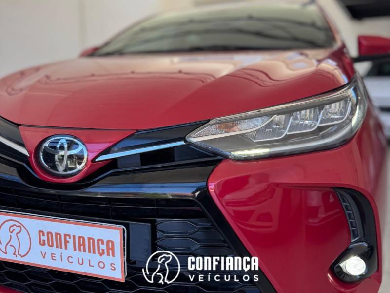 TOYOTA - YARIS - 2022/2023 - Vermelha - R$ 102.900,00