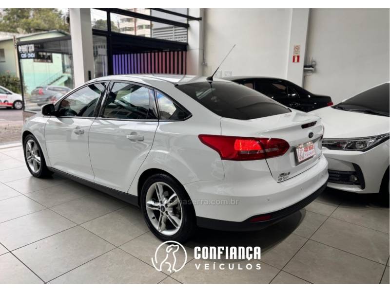 FORD - FOCUS - 2015/2016 - Branca - R$ 59.900,00