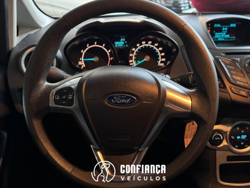 FORD - FIESTA - 2014/2015 - Branca - R$ 45.900,00