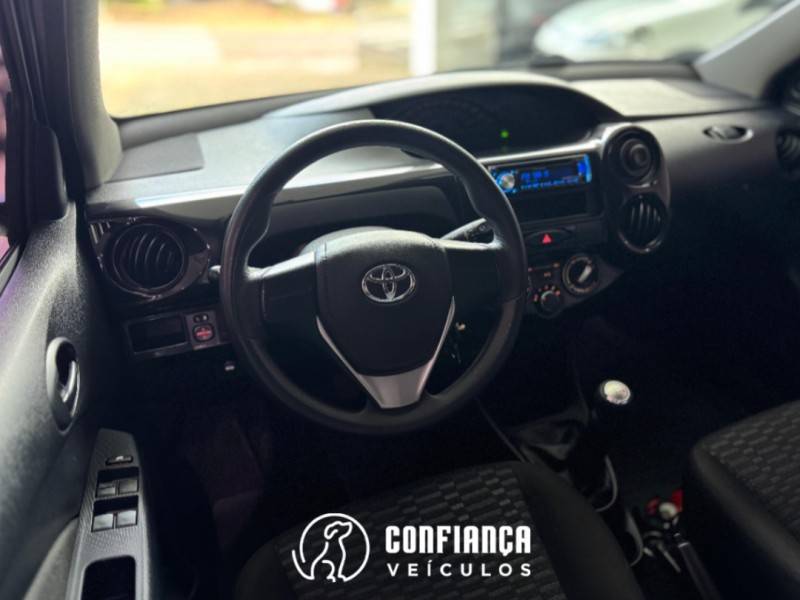 TOYOTA - ETIOS - 2015/2015 - Cinza - R$ 45.900,00