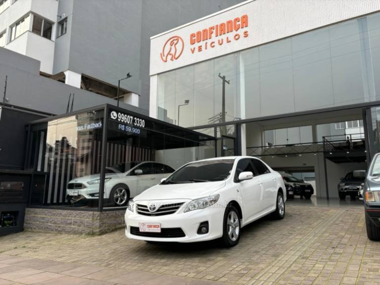 TOYOTA - COROLLA - 2013/2014 - Branca - R$ 69.900,00