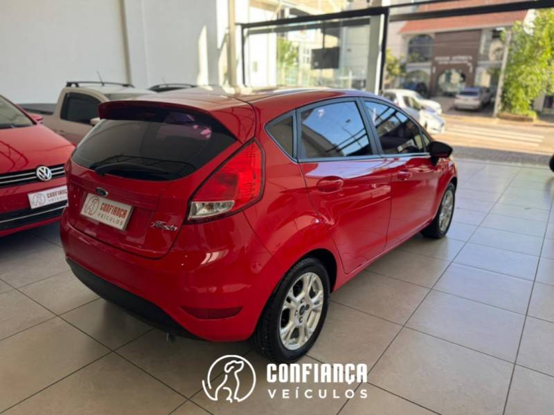FORD - FIESTA - 2014/2015 - Vermelha - R$ 46.900,00