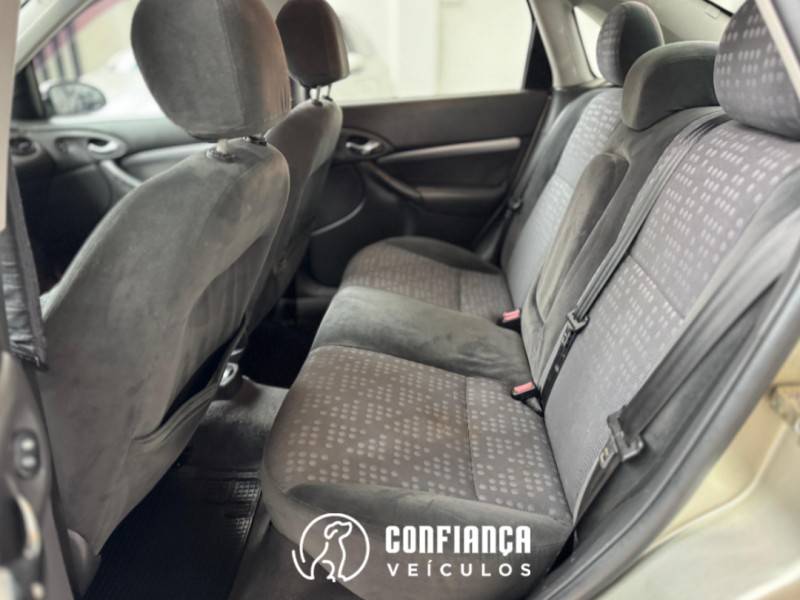 FORD - FOCUS - 2003/2003 - Prata - R$ 18.900,00