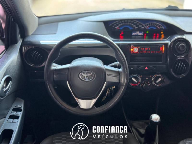 TOYOTA - ETIOS - 2015/2015 - Cinza - R$ 45.900,00