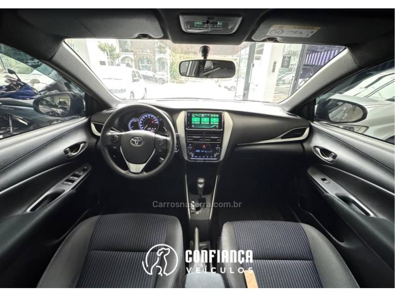 TOYOTA - YARIS - 2021/2022 - Prata - R$ 84.900,00