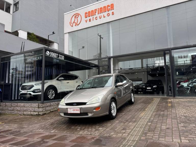 FORD - FOCUS - 2003/2003 - Prata - R$ 18.900,00