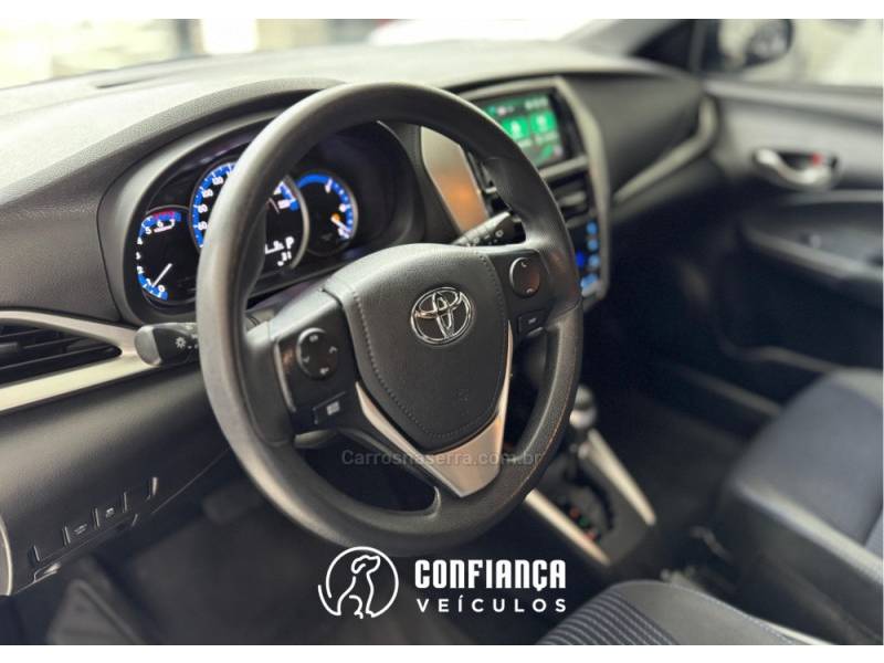 TOYOTA - YARIS - 2021/2022 - Prata - R$ 84.900,00