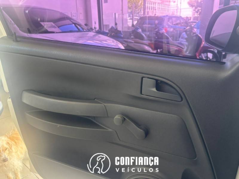 VOLKSWAGEN - FOX - 2006/2007 - Branca - R$ 21.900,00