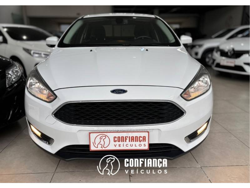 FORD - FOCUS - 2015/2016 - Branca - R$ 59.900,00