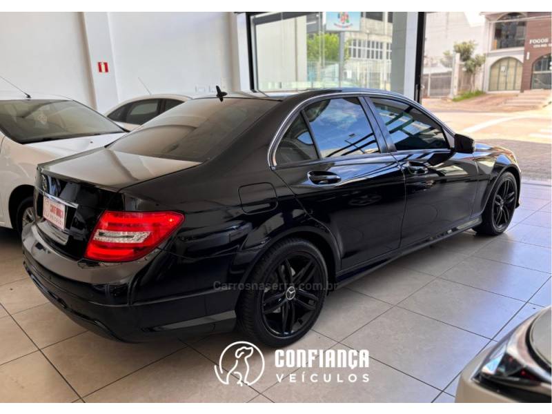 MERCEDES-BENZ - C 180 - 2013/2014 - Preta - R$ 79.900,00