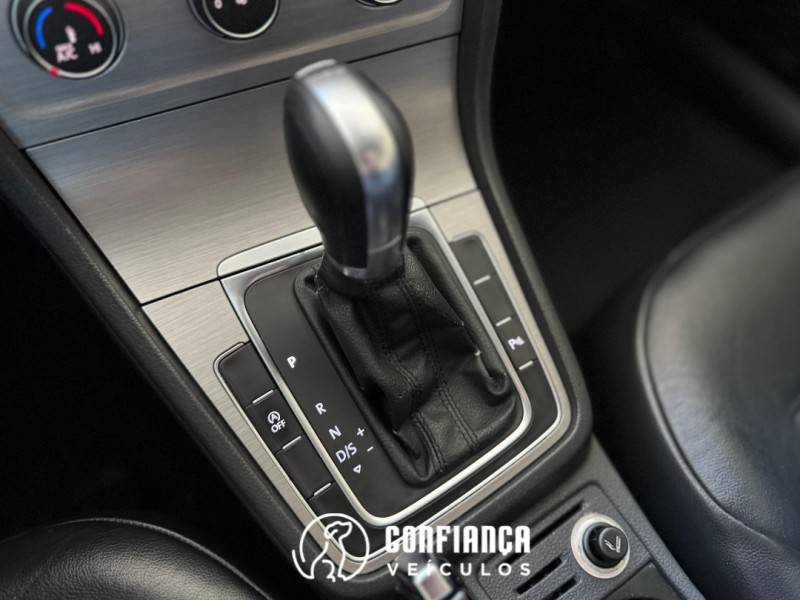 VOLKSWAGEN - GOLF - 2015/2015 - Prata - R$ 76.900,00