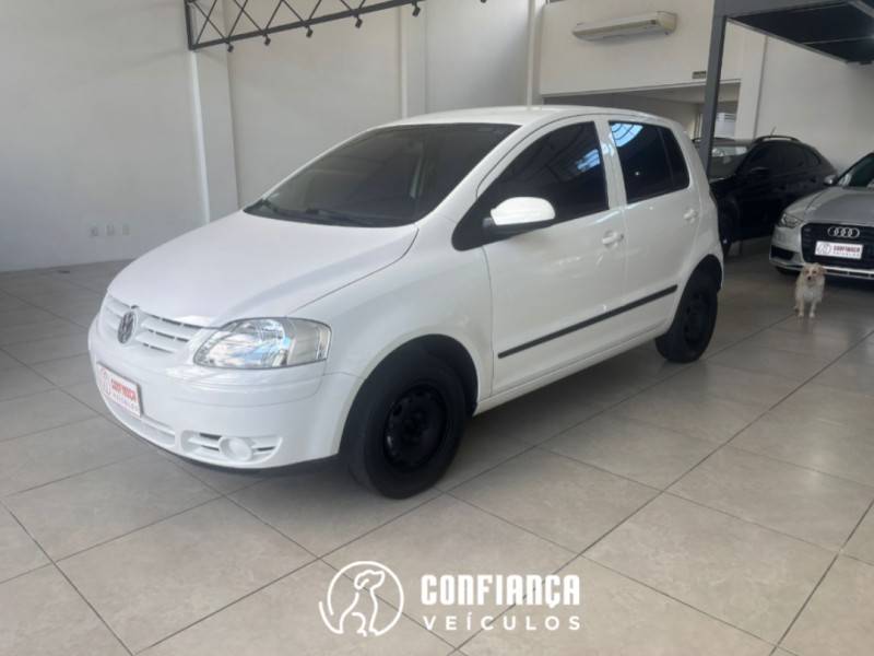VOLKSWAGEN - FOX - 2006/2007 - Branca - R$ 21.900,00