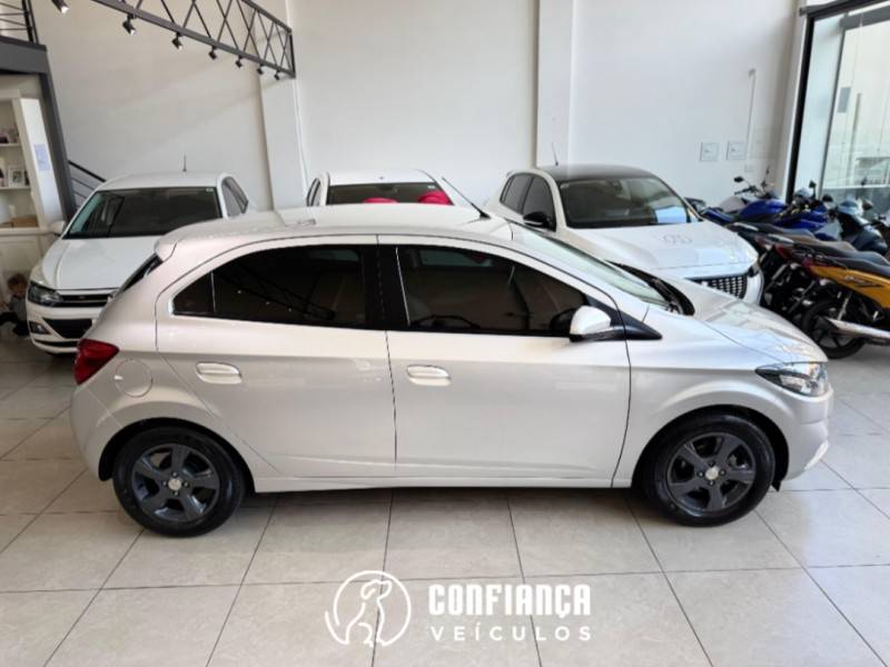 CHEVROLET - ONIX - 2018/2019 - Prata - R$ 62.900,00