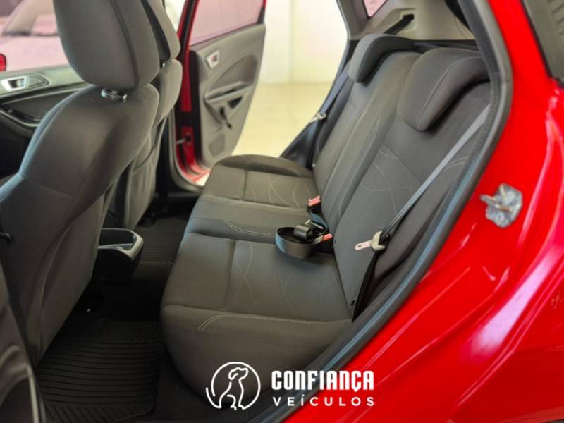 FORD - FIESTA - 2014/2015 - Vermelha - R$ 46.900,00