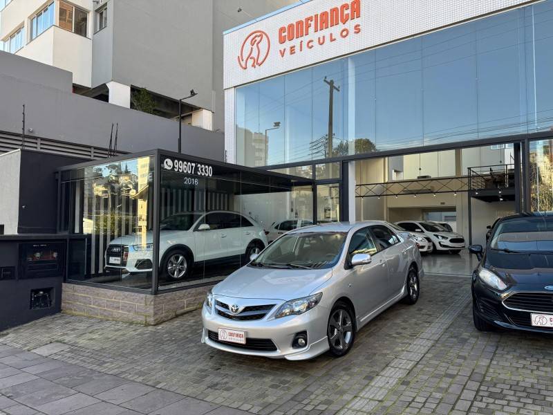 TOYOTA - COROLLA - 2013/2014 - Prata - R$ 74.900,00