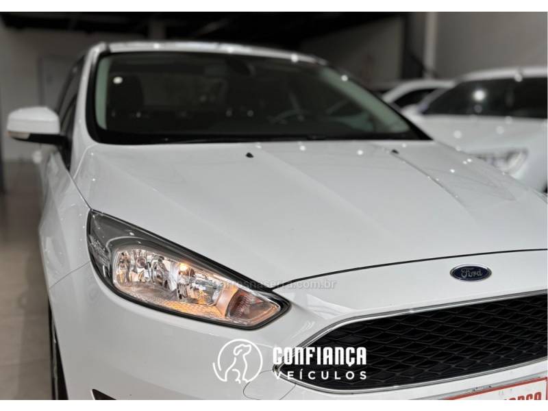 FORD - FOCUS - 2015/2016 - Branca - R$ 59.900,00