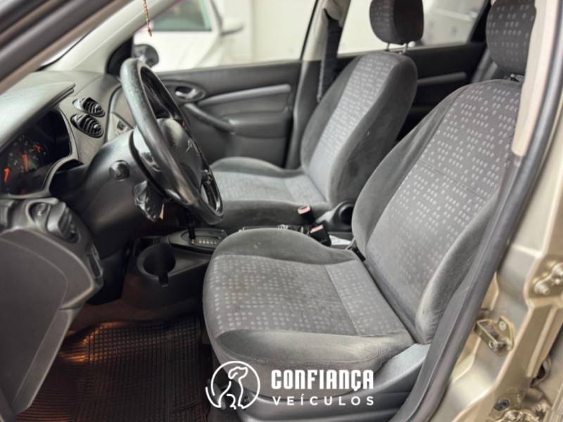 FORD - FOCUS - 2003/2003 - Prata - R$ 18.900,00