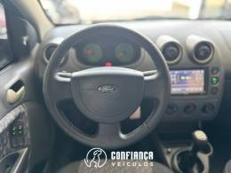 FORD - FIESTA - 2002/2003 - Prata - R$ 19.900,00