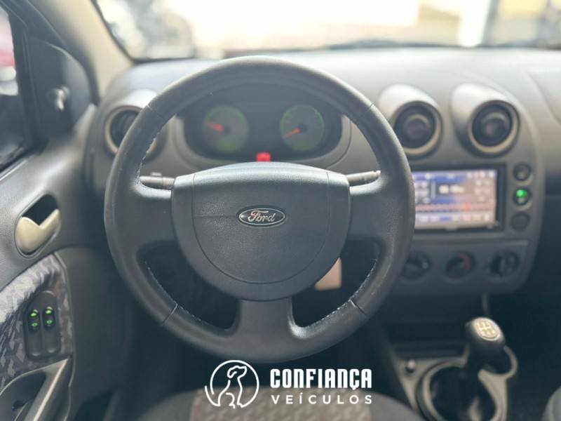 FORD - FIESTA - 2002/2003 - Prata - R$ 19.900,00