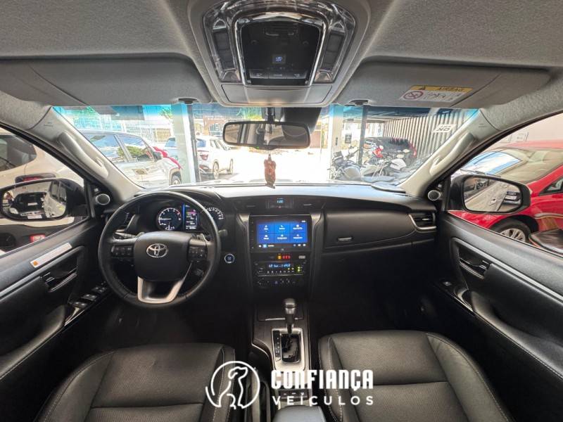 TOYOTA - HILUX SW4 - 2024/2024 - Branca - R$ 342.900,00