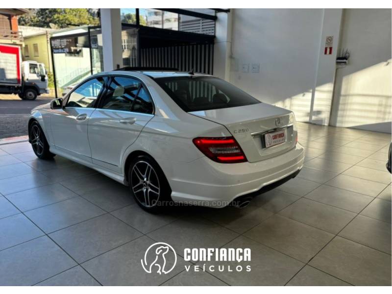 MERCEDES-BENZ - C 250 - 2013/2014 - Branca - R$ 99.900,00