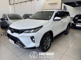 TOYOTA - HILUX SW4 - 2024/2024 - Branca - R$ 342.900,00