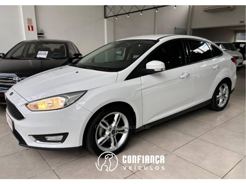 FORD - FOCUS - 2015/2016 - Branca - R$ 59.900,00