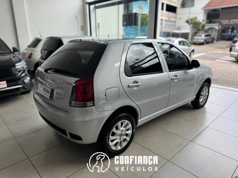 FIAT - PALIO - 2014/2015 - Prata - R$ 35.900,00