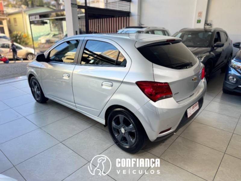 CHEVROLET - ONIX - 2018/2019 - Prata - R$ 62.900,00