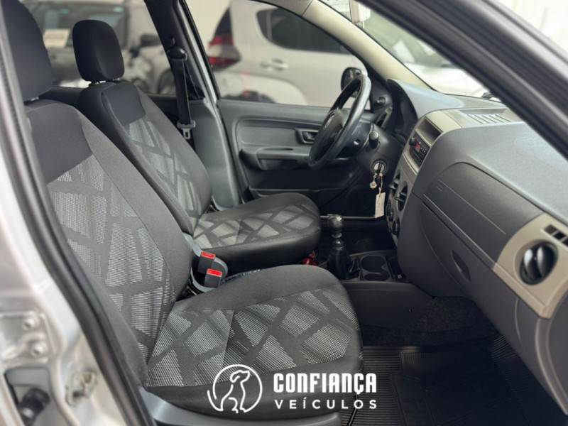 FIAT - PALIO - 2014/2015 - Prata - R$ 35.900,00