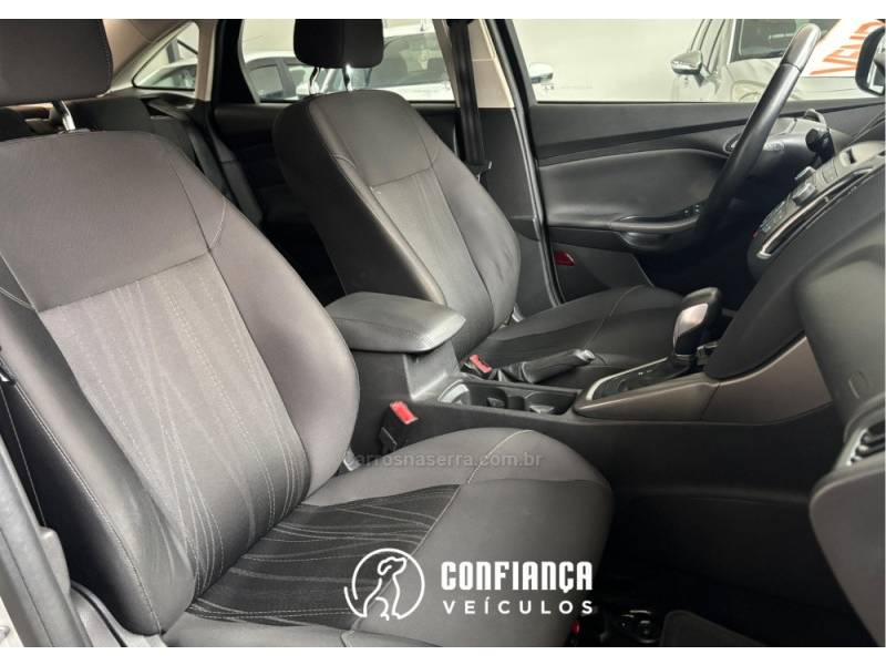 FORD - FOCUS - 2015/2016 - Branca - R$ 59.900,00