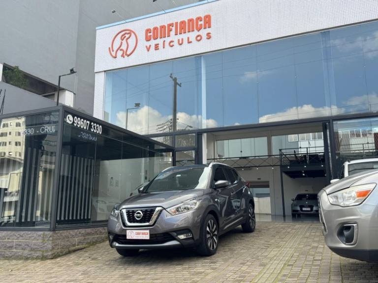NISSAN - KICKS - 2016/2017 - Cinza - R$ 83.900,00