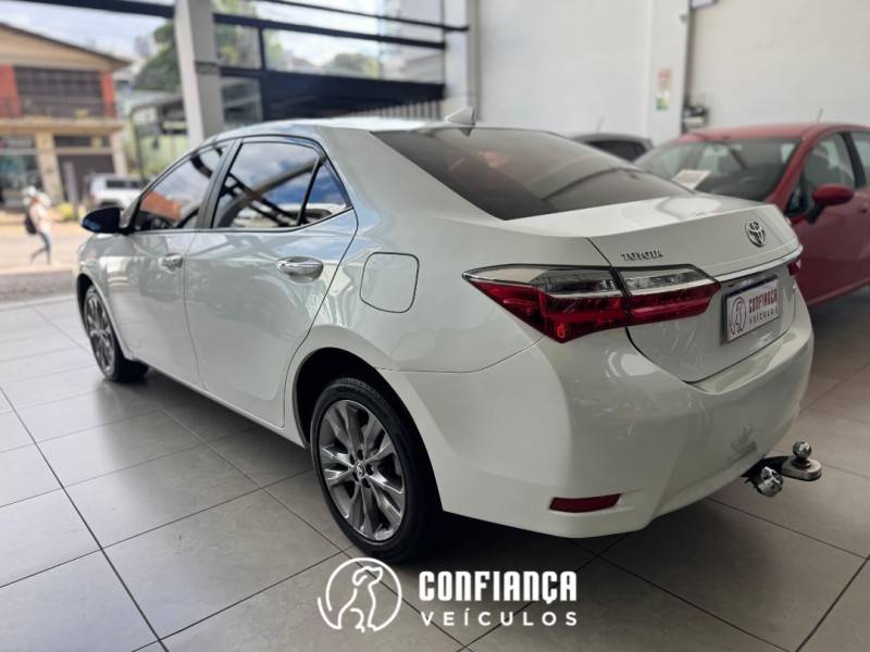 TOYOTA - COROLLA - 2018/2019 - Branca - R$ 108.900,00