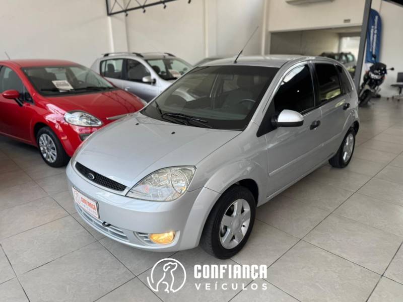 FORD - FIESTA - 2002/2003 - Prata - R$ 19.900,00