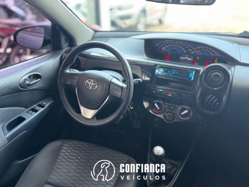 TOYOTA - ETIOS - 2015/2015 - Cinza - R$ 45.900,00