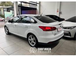 FORD - FOCUS - 2015/2016 - Branca - R$ 59.900,00