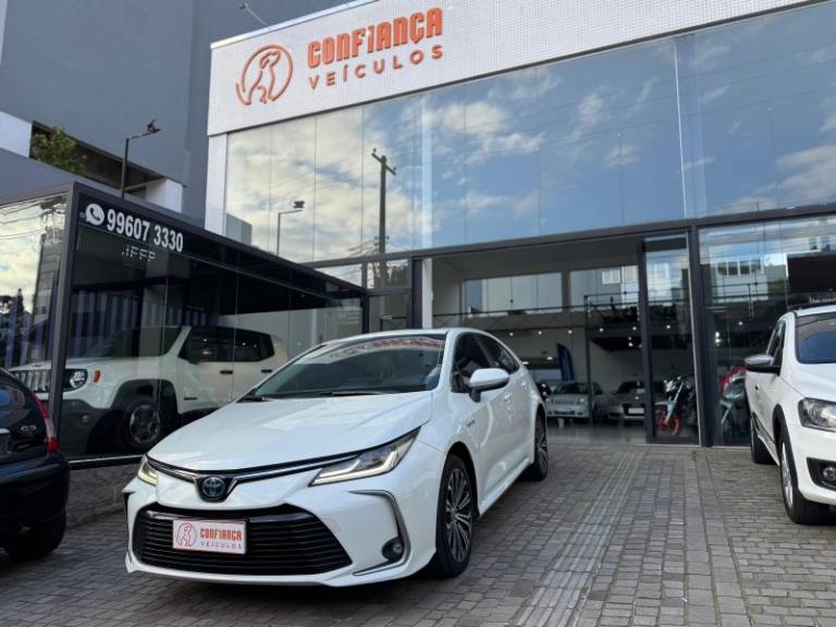 TOYOTA - COROLLA - 2020/2020 - Branca - R$ 132.900,00