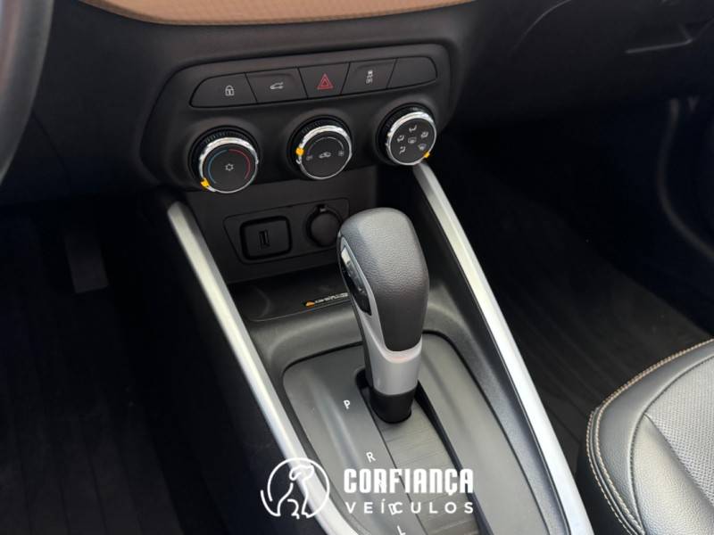 CHEVROLET - ONIX - 2022/2023 - Prata - R$ 87.900,00