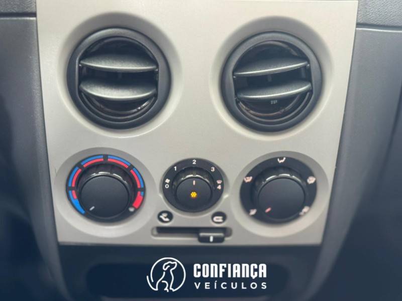 FIAT - PALIO - 2014/2015 - Prata - R$ 35.900,00