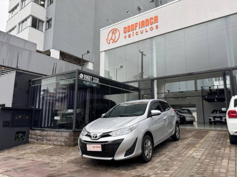 TOYOTA - YARIS - 2021/2022 - Preta - R$ 84.900,00