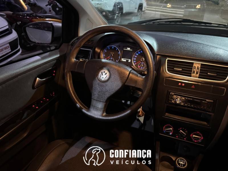 VOLKSWAGEN - FOX - 2010/2010 - Bege - R$ 37.900,00