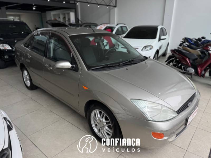 FORD - FOCUS - 2003/2003 - Prata - R$ 18.900,00