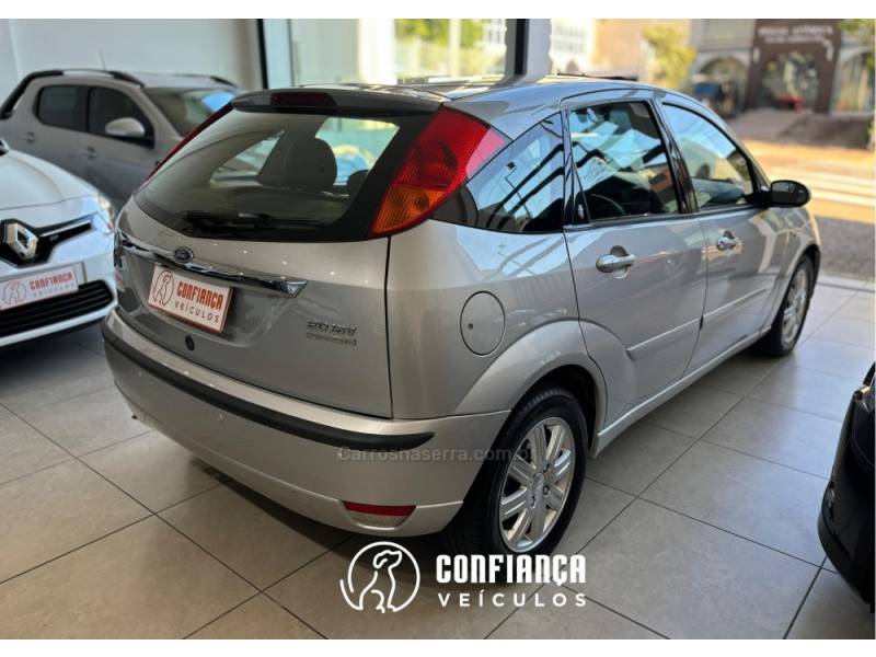 FORD - FOCUS - 2005/2005 - Prata - R$ 26.900,00