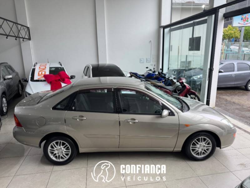 FORD - FOCUS - 2003/2003 - Prata - R$ 18.900,00