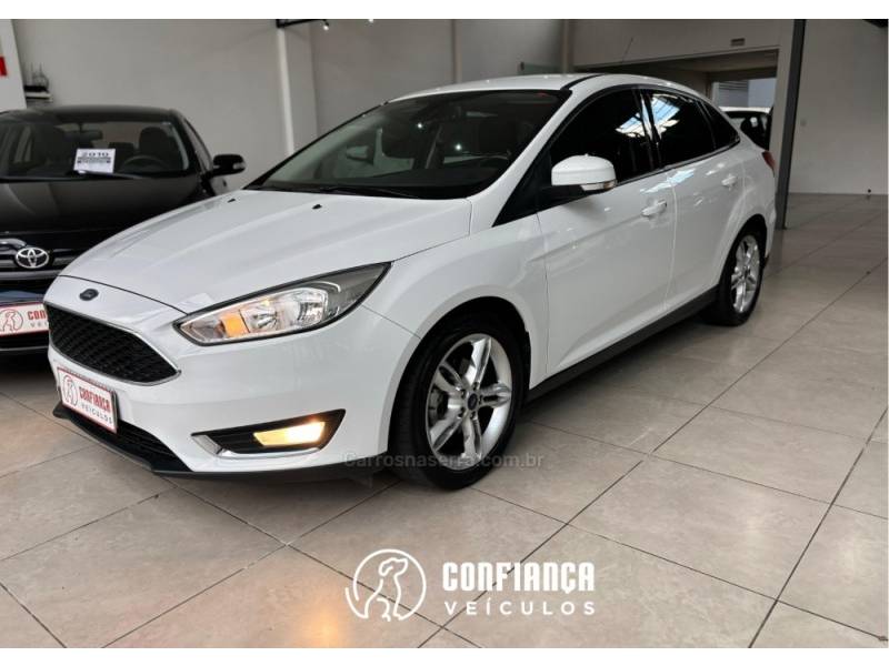 FORD - FOCUS - 2015/2016 - Branca - R$ 59.900,00