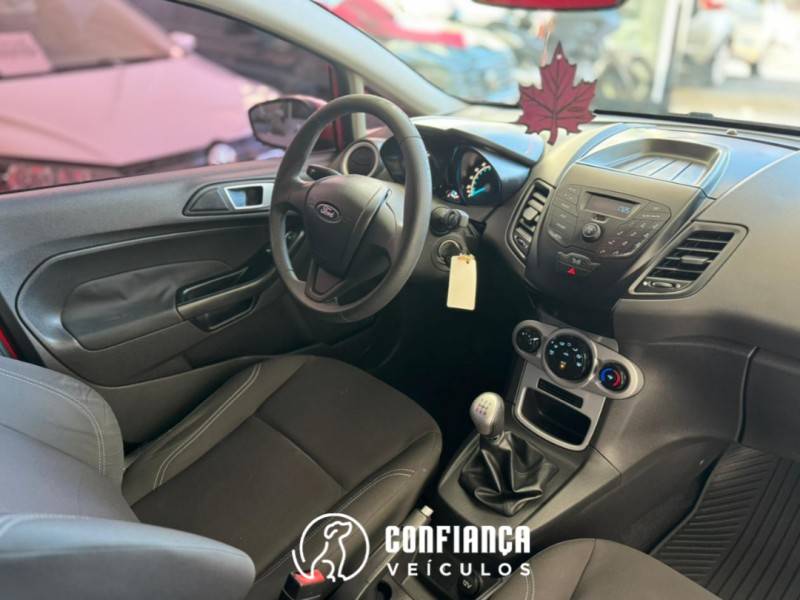 FORD - FIESTA - 2014/2015 - Vermelha - R$ 46.900,00