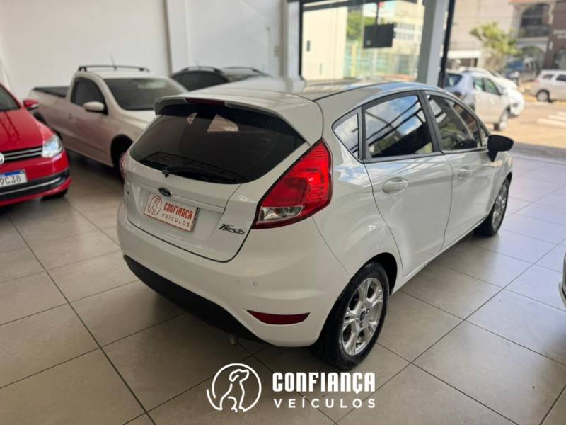 FORD - FIESTA - 2014/2015 - Branca - R$ 45.900,00