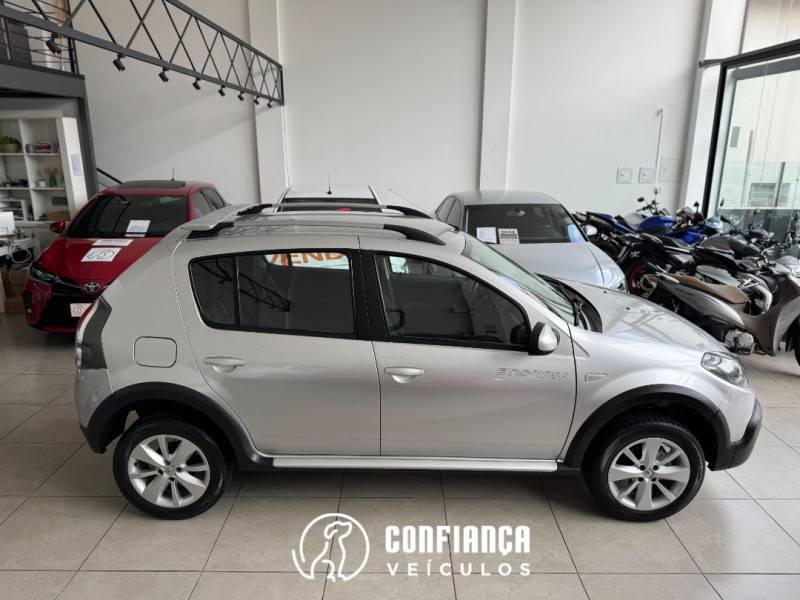RENAULT - SANDERO - 2013/2014 - Prata - R$ 44.900,00