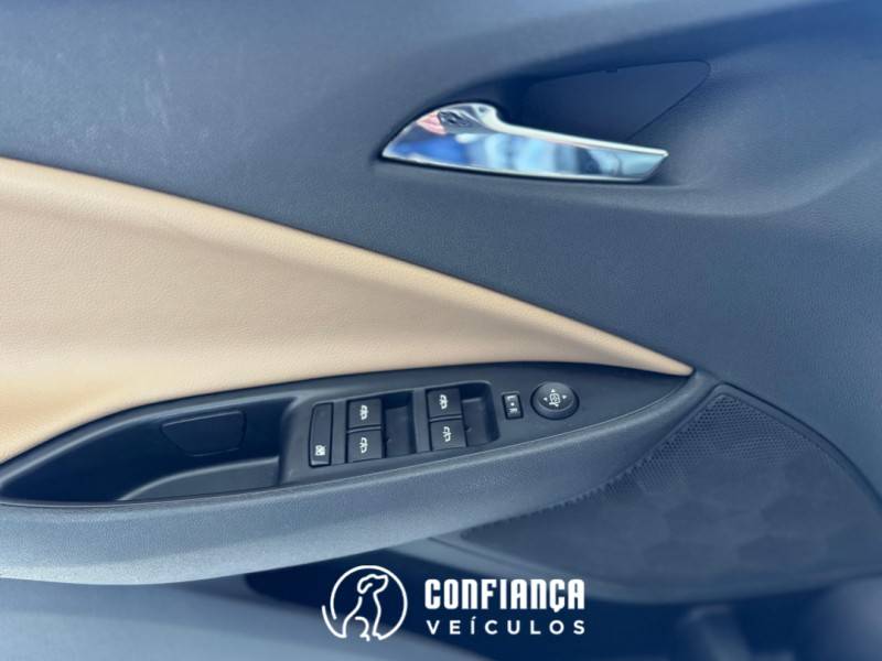 CHEVROLET - ONIX - 2022/2023 - Prata - R$ 87.900,00