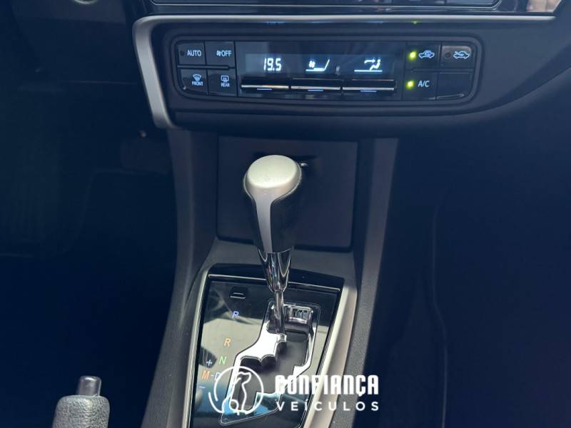 TOYOTA - COROLLA - 2018/2019 - Branca - R$ 108.900,00
